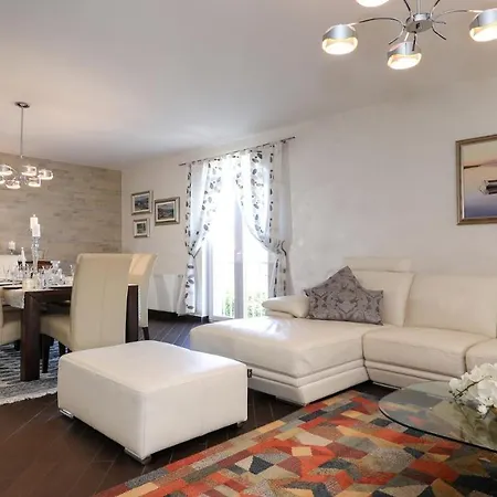 4* Carina With Heated Pool Villa