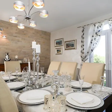 4* Carina With Heated Pool *