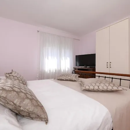 4* Carina With Heated Pool Villa
